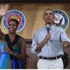 Michelle et Barack Obama&nbsp;présentent leurs vœux au corps des Marines, sur la base hawaïenne de Kaneohe Bay, le 25 décembre 2016. (CAROLYN KASTER / AP /SIPA)