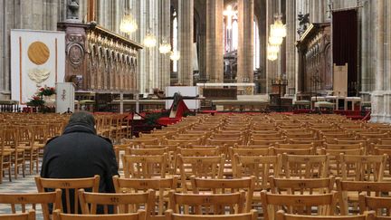 Un&nbsp;homme prie&nbsp;dans la cathédrale d'Orléans, le 23 mars 2016. (BENOIT ZAGDOUN / FRANCETV INFO)