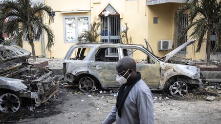 La devanture de la radio RFM après le passage des manifestants à Dakar (Sénégal), le 5 mars 2021. (JOHN WESSELS / AFP)