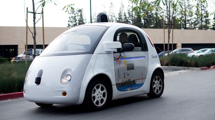 Une voiture sans chauffeur de Google au siège de la firme à Mountain View (Californie), le 8 janvier 2016. (NOAH BERGER / AFP)