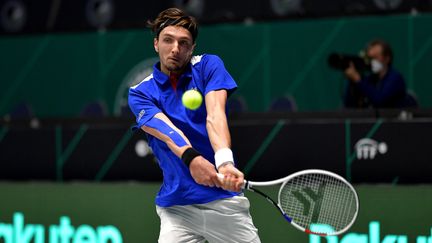 Arthur Rinderknech&nbsp;lors de son match de Coupe Davis face au Britannique Cameron Norrie, le 27 novembre à Innsbruck (Autriche). (JOE KLAMAR / AFP)