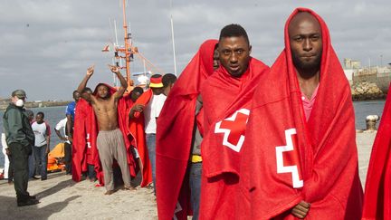 Des centaines de migrants d&eacute;barqu&eacute;s sur le port de Tarifa, en Espagne, le 12 ao&ucirc;t 2014. (MARCOS MORENO  / AP / SIPA)