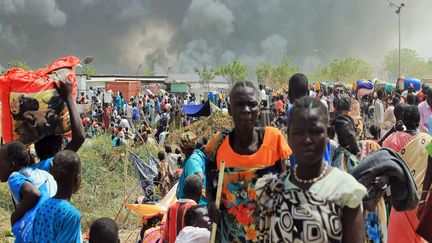 Des tirs entre jeunes des communautés dinka et shilluk ont éclaté dans le camp, laissant s'échapper de grands panaches de fumée qui montent des tentes en feu. Au moins 18 personnes sont mortes et plus de 40 ont été blessées, selon le bilan de Médecins sans Frontières. Plus de 47.500 personnes déplacées vivent dans ce camp, soit un quart des 200.000 civils réfugiés dans les six bases onusiennes du pays, où aucune arme n'est autorisée. «Toute attaque visant des civils, les locaux de l'ONU et les Casques bleus peut constituer un crime de guerre», a lancé le secrétaire général de l'ONU, Ban Ki-moon. La rébellion sud-soudanaise, qui lutte contre les forces gouvernementales depuis décembre 2013, a confirmé l'attaque, sans qu’il soit possible de vérifier cette information dans l’immédiat. (Justin LYNCH / AFP)