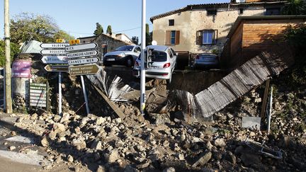 A Biot, o&ugrave; trois personnes sont mortes noy&eacute;es dans une maison de retraite, un muret s'est effondr&eacute; &agrave; cause des intemp&eacute;ries. (JEAN-CHRISTOPHE MAGNENET / AFP)