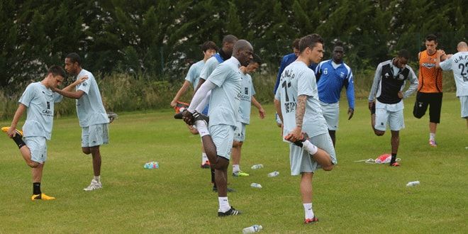 Les joueurs du stage UNFP en pleine séance d'étirements