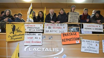 Des agriculteurs occupent les locaux de Lactalis, à Laval (Mayenne), le 21 février 2024. (DAMIEN MEYER / AFP)