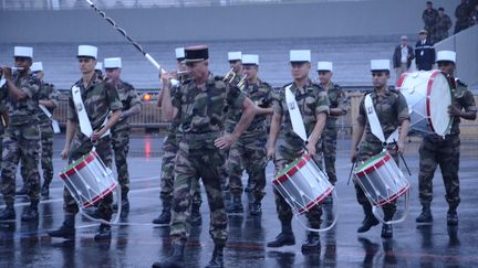 Des militaires r&eacute;p&egrave;tent pour le d&eacute;fil&eacute; du 14 juillet, le 12 juillet 2012 &agrave; Paris.&nbsp; (CITIZENSIDE /AFP)