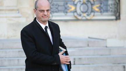 Le ministre de l'Éducation nationale, Jean-Michel Blanquer, confirme vouloir sanctionner les parents d'enfants violents en&nbsp;réduisant leurs allocations familiales. (LUDOVIC MARIN / AFP)