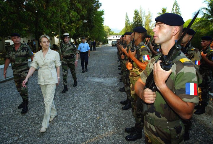 Michèle Alliot-Marie en 2004, la ministre de la défense en visite en Haïti
 (Jack Guez / AFP)