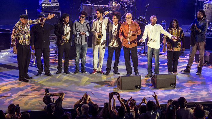 Chucho Valdés (à gauche) et les Afro Cuban Messengers saluent leur public à Vienne le 3 Juillet 2015
 (Jean-François Lixon)