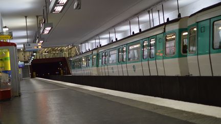 Une station de métro à Clichy (Hauts-de-Seine), le 8 avril 2020. (VICTOR VASSEUR / RADIO FRANCE)