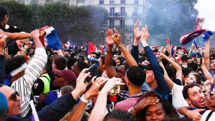 Des supporters français dans la fan zone de l'Hôtel de ville à Paris, le 10 juillet 2018. (DAN PIER / CROWDSPARK / AFP)