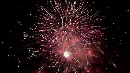 À Coulonges-sur-l'Autize (Deux-Sèvres), la fête était au rendez-vous pour le 14-Juillet. Feu d'artifice, retraite aux flambeaux... Comme un goût de la vie d'avant retrouvée. (FRANCE 2)