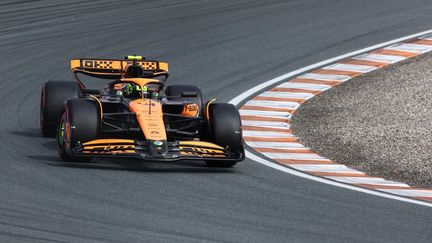 Lando Norris lors des qualifications du Grand Prix des Pays-Bas, le 24 août, sur le circuit de Zandvoort. (JAKUB PORZYCKI / AFP)