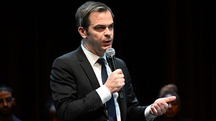 Le porte-parole du gouvernement Olivier Véran à l'Institut du monde arabe, à Paris, le 30 janvier 2023. (EMMANUEL DUNAND / AFP)