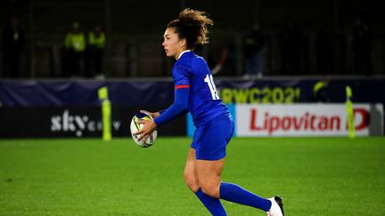 Caroline Drouin, placée à l'ouverture lors des deux premiers matchs des Bleues lors de la Coupe du monde 2022, a été repositionnée au centre pour affronter les Fidji, le samedi 22 octobre 2022. (Dave LINTOTT / AFP)