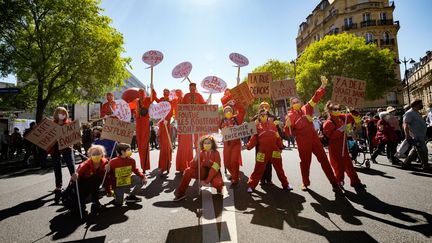 Des personnes manifestent à l'appel des occupants du théâtre de l'Odéon, à Paris, le 23 avril 2021, contre la réforme de l'assurance chômage. (MARTIN NODA / HANS LUCAS / AFP)