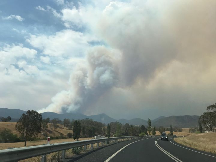 Sur la route&nbsp;en direction de&nbsp;Canberra, le 31 décembre 2019. (TOUS DROITS RÉSERVÉS / AMY INGLIS)