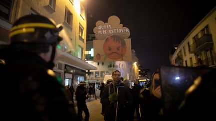 Un manifestant à Rouen le 30 octobre 2019, en marge de la visite d'Emmanuel Macron. (LOU BENOIST / AFP)