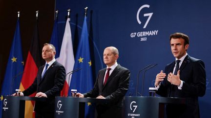 Emmanuel Macron participe à une conférence de presse avec le chancelier allemand Olaf Scholz et le président polonais Andrzej Duda, le 8 février 2022, à Berlin. (HANNIBAL HANSCHKE / AFP)