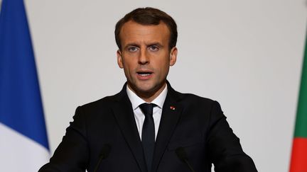 Emmanuel Macron lors d'une conférence de presse à Alger le 6 décembre 2017.&nbsp; (BENSALEM - APP / MAXPPP)