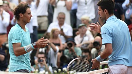 Rafael Nadal et Novak Djokovic s'affronteront pour la 8e fois à Roland-Garros (MIGUEL MEDINA / AFP)