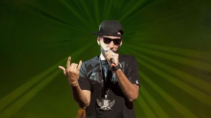 Le rappeur La Fouine en concert &agrave; Dakar, au S&eacute;n&eacute;gal, le 9 novembre 2012. (SYLVAIN CHERKAOUI / AP / SIPA)