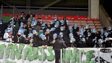 Des supporters à Metz avec des masques pour protester contre la reconnaisance faciale, le 2 février 2020.&nbsp; (YVES SALVAT / MAXPPP)