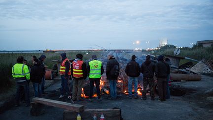 Des grévistes bloquent l'accès au dépôt de carburant de Donges (Loire-Atlantique), le 25 mai 2016. (JEAN-FELIX FAYOLLE / AFP)