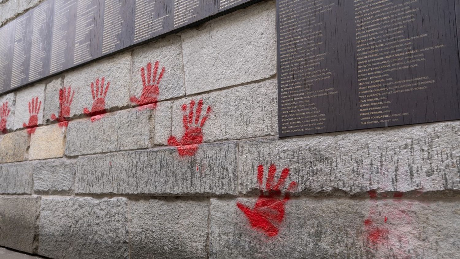 Tags de mains rouges au Mémorial de la Shoah à Paris : trois Bulgares  arrêtés