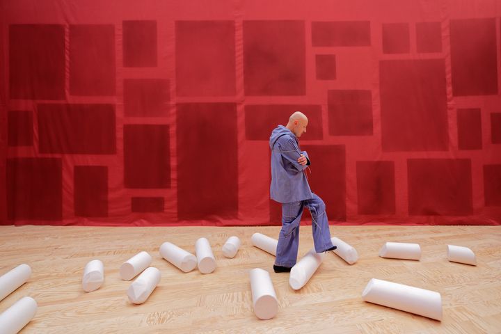 Vue de l'exposition d'Ulla von Brandenburg, "Le Milieu est bleu", au Palais de Tokyo. La première "cabane" est rouge. (photo : Aurélien Mole)