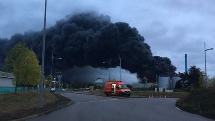 Un panache de fumée noire&nbsp;s'élève au dessus de l'usine Lubrizol à Rouen (Seine-Maritime), le 26 septembre 2019. (ANTOINE SABBAGH / FRANCE-BLEU HAUTE-NORMANDIE / RADIO FRANCE)