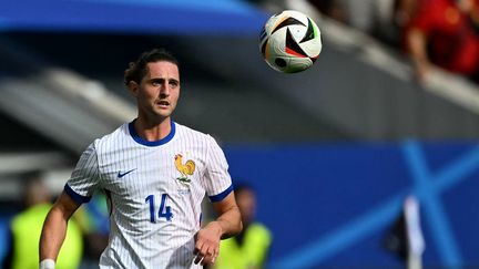 Adrien Rabiot sous les couleurs de l'équipe de France contre la Belgique à l'Euro 2024, à Düsseldorf (Allemagne), le 1er juillet 2024. (OZAN KOSE / AFP)