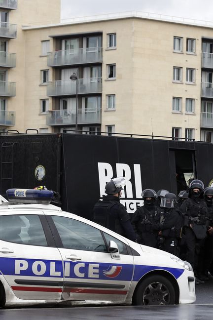 Des membres de la BRI, le 9 janvier 2015 près de l'Hyper Cacher.&nbsp; (THOMAS SAMSON / AFP)