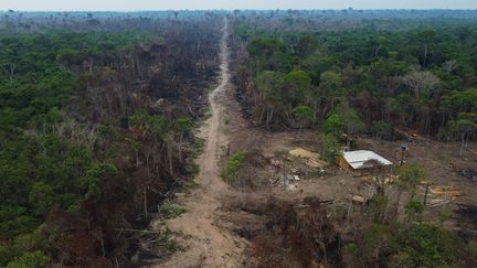 Vue aérienne d'une zone déboisée et incendiée en Amazonie, au Brésil, en septembre 2022. (MICHAEL DANTAS / AFP)