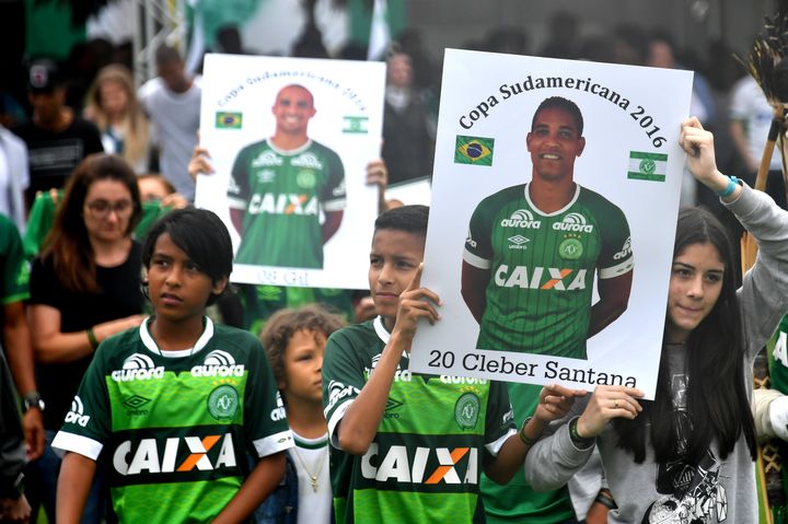 Hommage aux joueurs de l'équipe de football de Chapeco, décimée dans un crash, au stade la ville brésilienne, le 3 décembre 2016.&nbsp; (NELSON ALMEIDA / AFP)