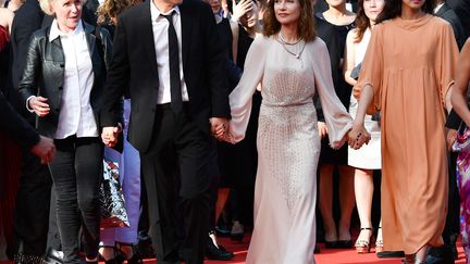 La grande Isabelle Huppert, auréolée de ses prix d'interprétation aux Golden Globes et aux Césars pour son rôle dans "Elle" de Paul Verhovoen, revient à Cannes pour présenter en séance spéciale "Claire's camera", réalisé par Hong-Sang soo, à sa gauche sur la photo. Meilleure interprétation féminine en 1978 avec "Violette Nozière" et en 2001 avec "La Pianiste", présidente du jury en 2009, l'histoire extraordinaire entre Cannes et Isabelle Huppert ne s'arrête pas là puisqu'elle a été désignée égérie de la nouvelle édition "Women in motion", un événement en partenariat avec le festival, oeuvrant pour les femmes dans le 7e art.
 (Alberto Pizzoli / AFP)