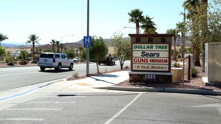 Panneau signalant l'armurerie, à Mesquite (Etats-Unis), où l'auteur de la fusillade à Las Vegas se serait approvisionné en armes. (GABE GINSBERG / GETTY IMAGES NORTH AMERICA)