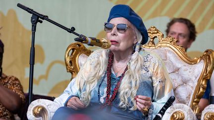 La chanteuse folk Joni Mitchell&nbsp;lors de son concert surprise&nbsp;au festival de Newport, le 24 juillet 2022.&nbsp; (SACHYN MITAL/SHUTTERSTOCK/SIPA / SIPA)