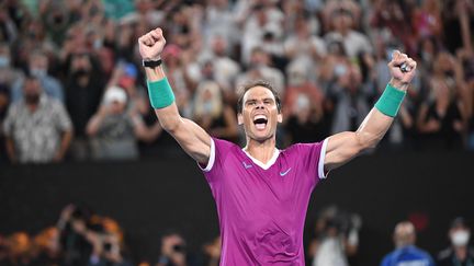 Rafael Nadal exulte après sa victoire en finale de l'Open d'Australie, le 30 janvier 2022, à Melbourne. (RECEP SAKAR / ANADOLU AGENCY / AFP)