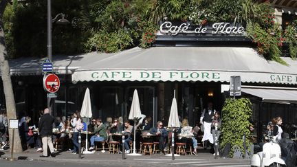 La devanture du Café de Flore, à Paris, fréquenté par le cénacle littéraire qui attribue le prix du même nom. (JACQUES DEMARTHON / AFP)