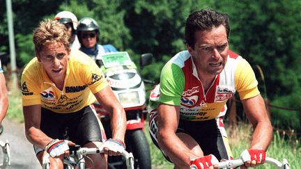 Bernard Hinault (à droite) et Greg Lemond (à gauche) grimpent le col de l'Alpe d'Huez, le 21 juillet 1986, sur le Tour de France. (AFP)