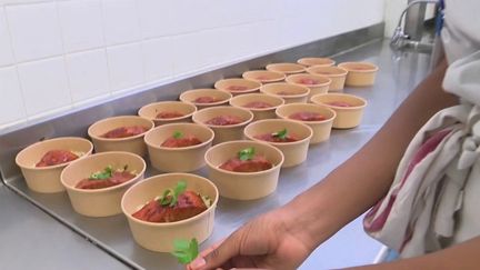 Dans le lycée hôtelier René Auffray, à Clichy (Hauts-de-Seine), les élèves s'entraînent à la vente à emporter. (CAPTURE ECRAN FRANCE 2)