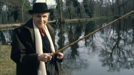 Maurice Genevoix, poète-romancier, à la pêche en avril 1980 en Sologne. (MICHELINE PELLETIER / GAMMA-RAPHO)