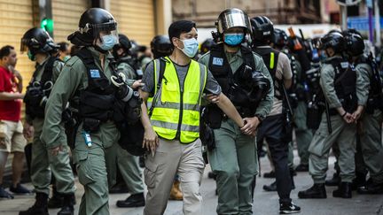 La police hongkongaise arrête un homme lors d'une manifestation contre la loi controversée sur la sécurité nationale le 28 juin 2020 à Hong Kong. (ISAAC LAWRENCE / AFP)