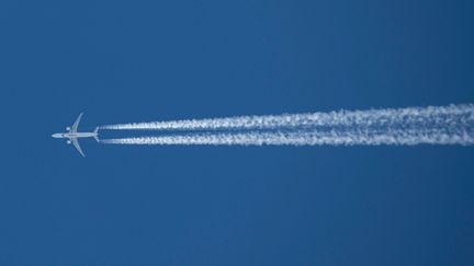 Un avion de la compagnie aérienne Pakistan International survole le ciel de la ville grecque Thessalonique, le 5 juin 2020.&nbsp; (NICOLAS ECONOMOU / NURPHOTO / AFP)