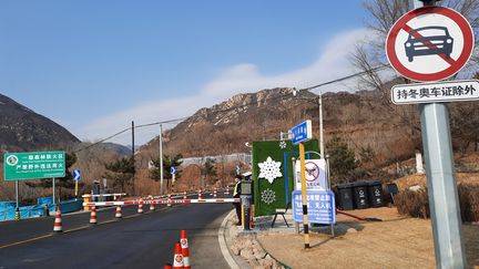 L’entrée de la bulle sanitaire contrôlée par les forces de l’ordre chinoises. Le territoire de vie des villageois est coupé en deux, février 2022. (SÉBASTIEN BERRIOT / RADIO FRANCE)