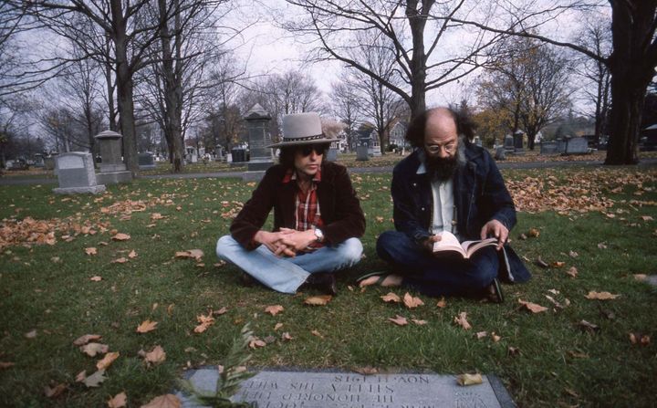 Bob Dylan et Allen Ginsberg au mitan des années 70, dans le documentaire de Martin Scorsese Rolling Thunder Revue : A Bob Dylan Story by Martin Scorsese.&nbsp; (NETFLIX)