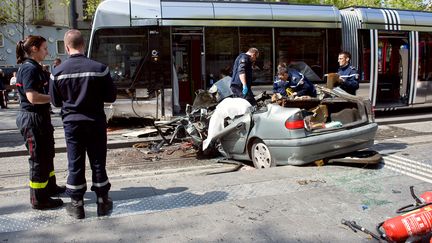 Des gendarmes &agrave; Tours (Indre-et-Loire), o&ugrave; un homme a fonc&eacute; avec sa voiture sur un tram pour se suicider, le 11 avril 2014. (GUILLAUME SOUVANT / AFP)