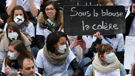 Des &eacute;tudiants infirmiers manifestent contre la d&eacute;cision des cliniques de ne plus prendre de stagiaires, en raison de la baisse de leurs tarifs, le 25 f&eacute;vrier 2014 &agrave; Lille (Nord). (MAXPPP)